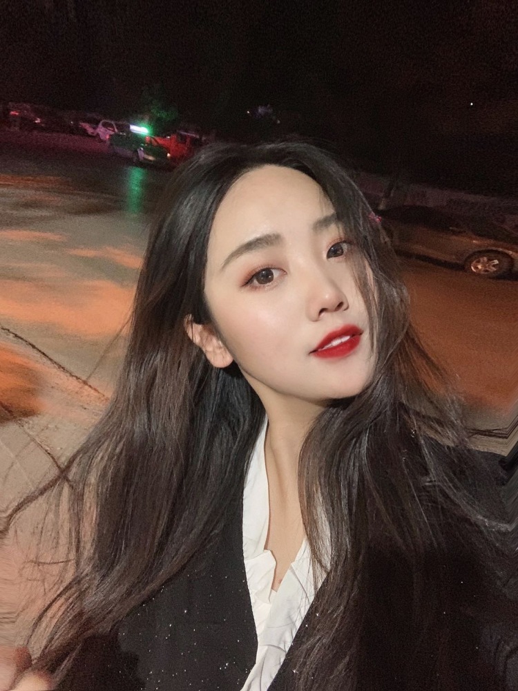 喜欢拍照拍照,会p图,可盐可甜,淘宝模特,镜头感十足是什么意思