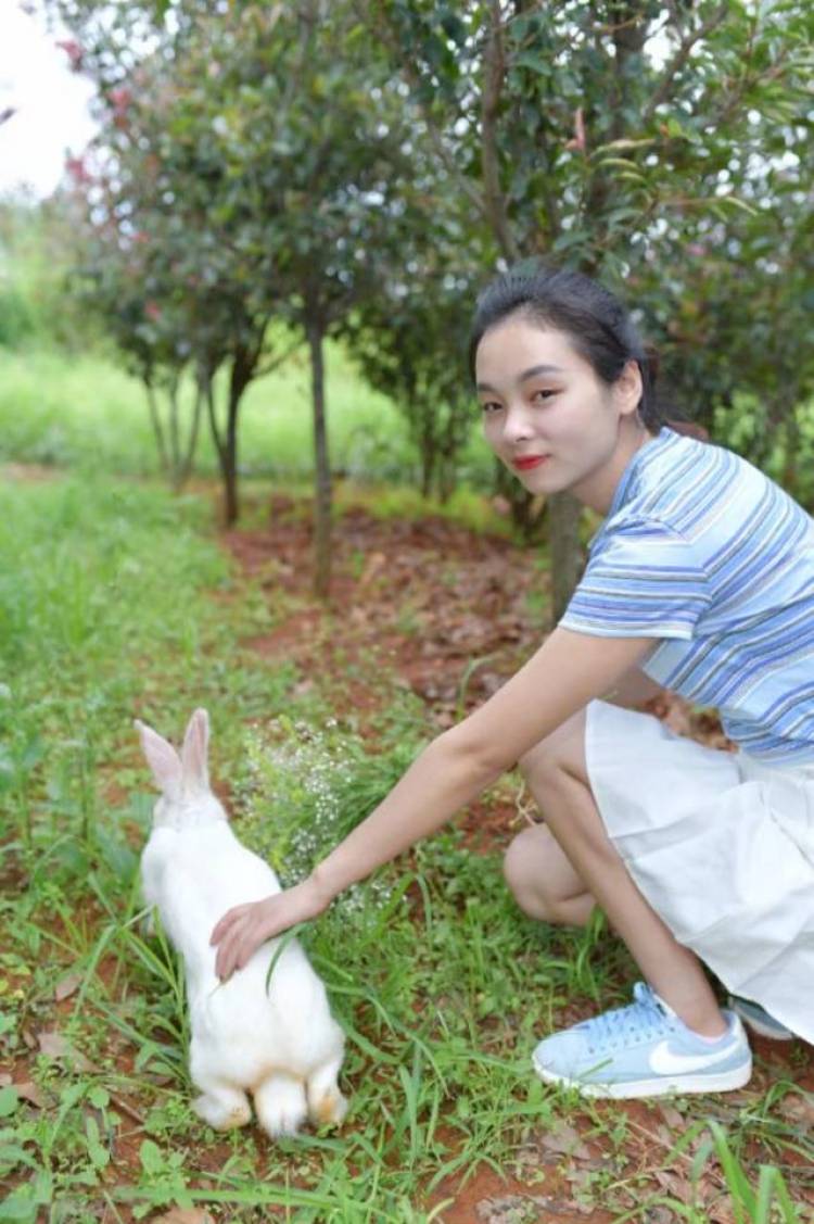 Dorothy-云南省·昆明市·官渡区--我长得比较偏学院风,也有点古典的气质~