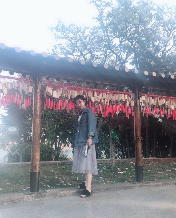 谢婵婵-新疆维吾尔自治区·乌鲁木齐市·天山区--自拍