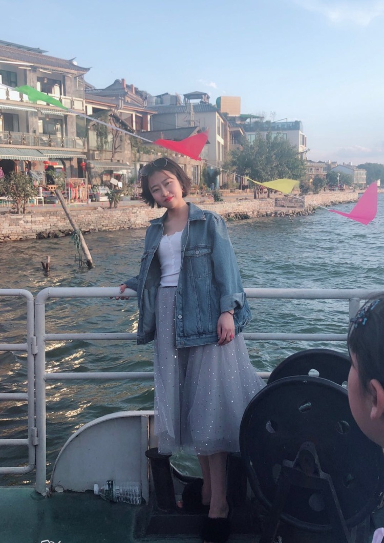谢婵婵-新疆维吾尔自治区·乌鲁木齐市·天山区--自拍
