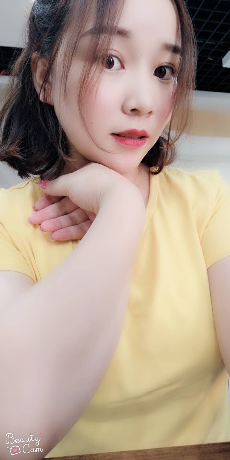 呆萌的小橙子?-陕西省·宝鸡市·渭滨区--本人22岁，身高163，体重105，性格开朗，喜欢玩自拍，各种各样的自拍都能拍出来。我就是我不一样的烟火。
