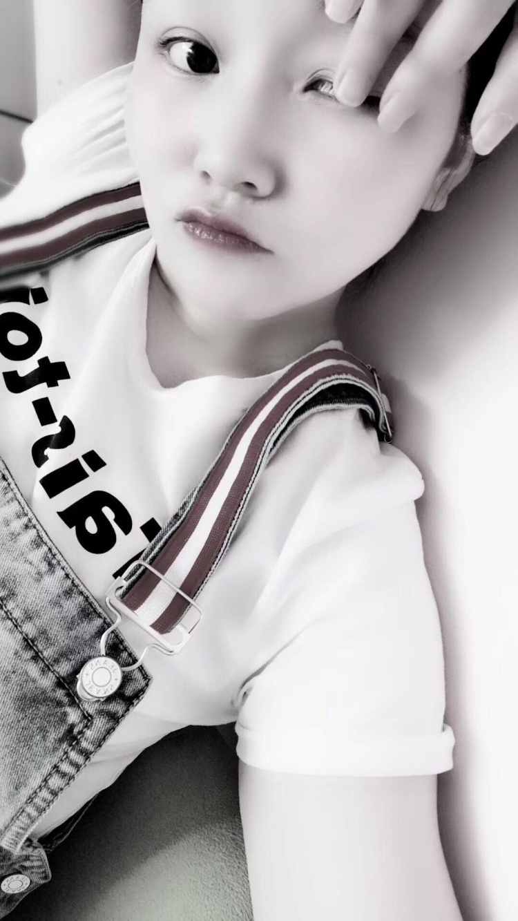 呆萌的小橙子?-陕西省·宝鸡市·渭滨区--本人22岁，身高163，体重105，性格开朗，喜欢玩自拍，各种各样的自拍都能拍出来。我就是我不一样的烟火。