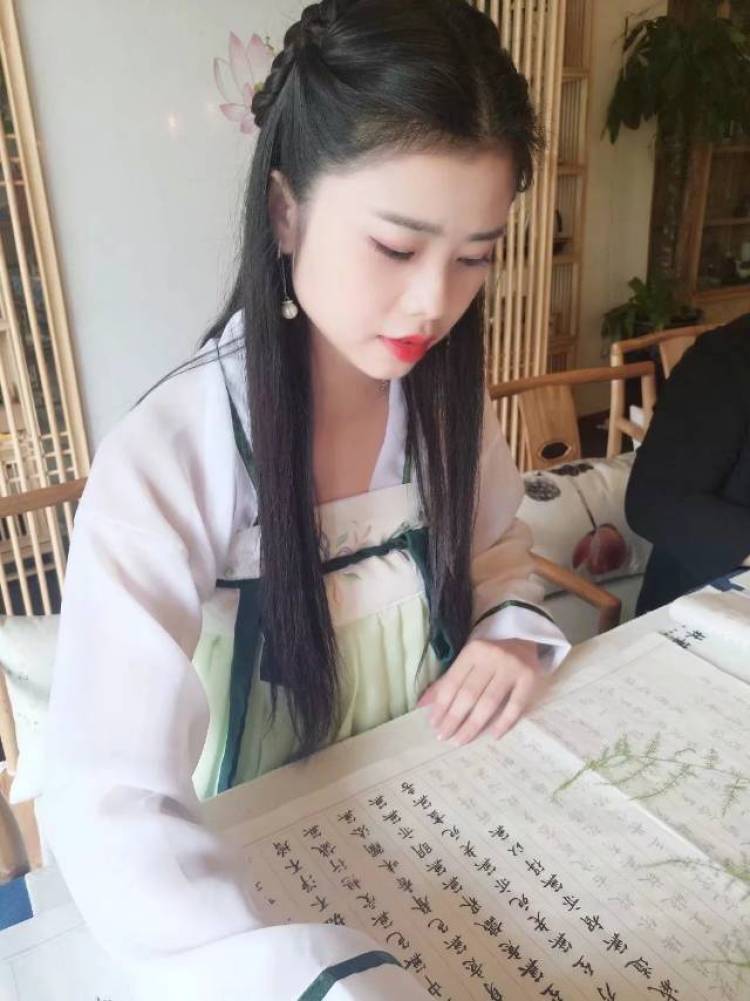 One-湖北省·孝感市·孝南区--手机拍摄 特别喜欢古风 耳饰帽子 口红连衣裙长裙 大衣都可以