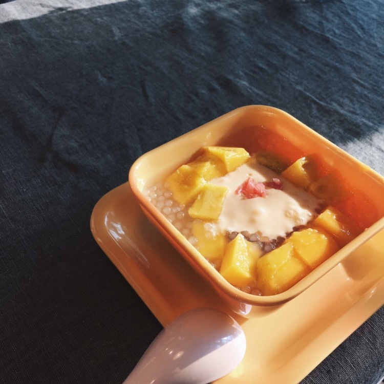 斯人若彩虹-辽宁省·沈阳市·浑南区--眼影 饰品 口红 手机壳 静物拍摄