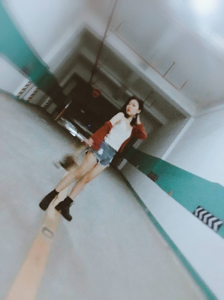 南风与猫?-江西省·赣州市·南康区--??♀️衣服,美瞳,化妆品之类接拍。可爱,小清新,复古,网红风都可以