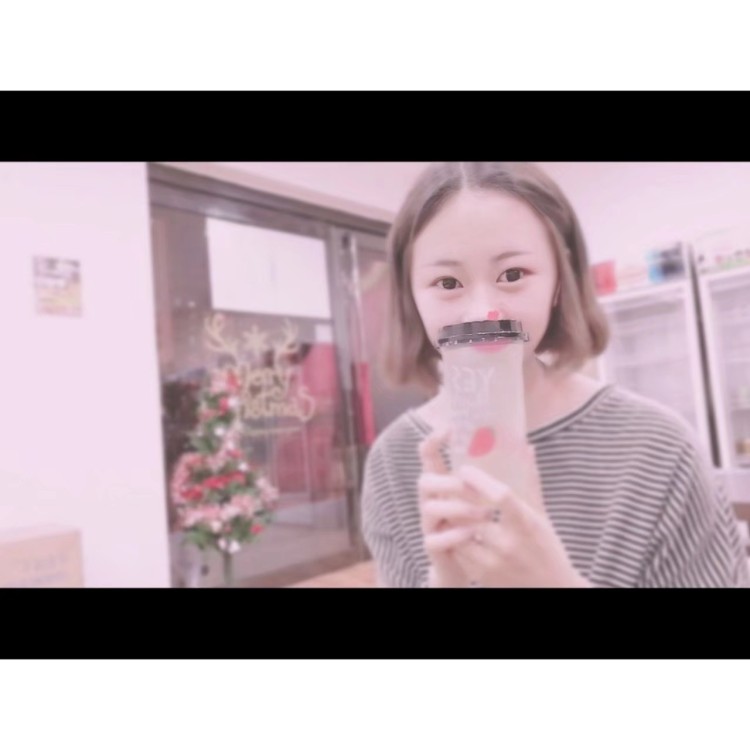 深情随风散-山西省·忻州市·原平市--本人是一名美术生,准备学服装设计,然后对服装这方面很喜欢,喜欢我的卖家赶紧找我合作吧。我是个热心,负责的女孩?