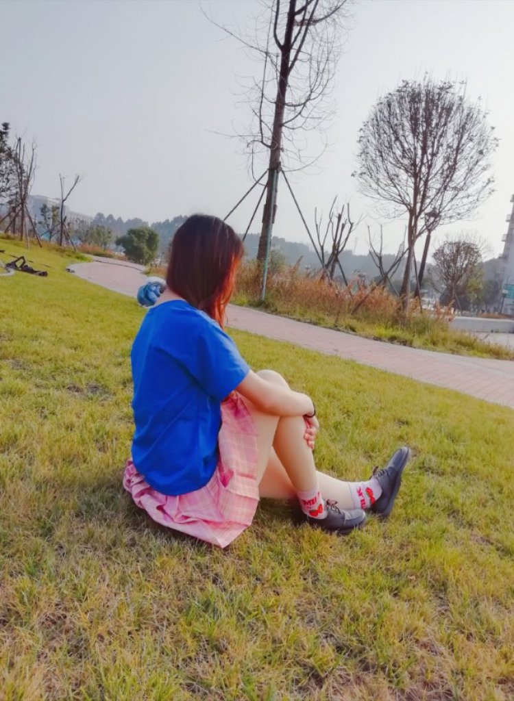 卿研-四川省·成都市·龙泉驿区--昨天的短袖秀~大冬天穿个短袖拍照也确实不容易啊~