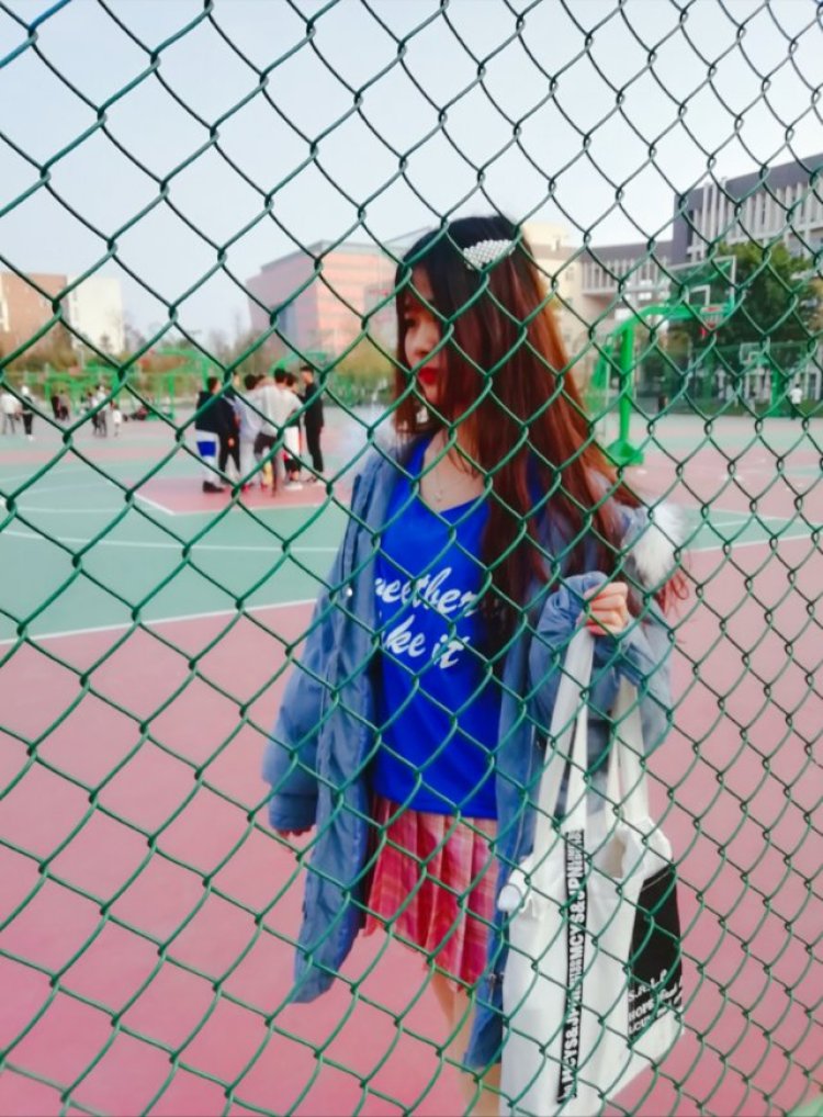 卿研-四川省·成都市·龙泉驿区--昨天的短袖秀~大冬天穿个短袖拍照也确实不容易啊~