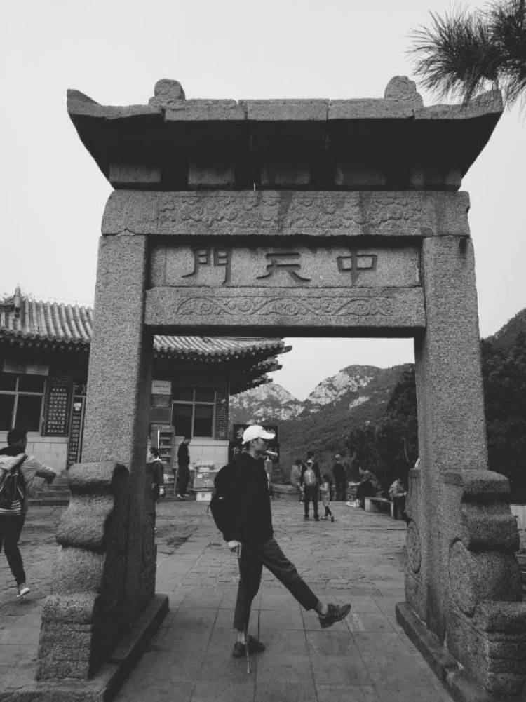热心市民邓同学-山东省·青岛市·市南区--承接正装,运动,潮服等各种服装拍摄,视频制作,用心合作,拍出好作品