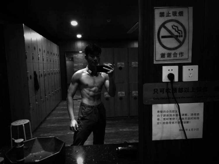 热心市民邓同学-山东省·青岛市·市南区--承接正装,运动,潮服等各种服装拍摄,视频制作,用心合作,拍出好作品