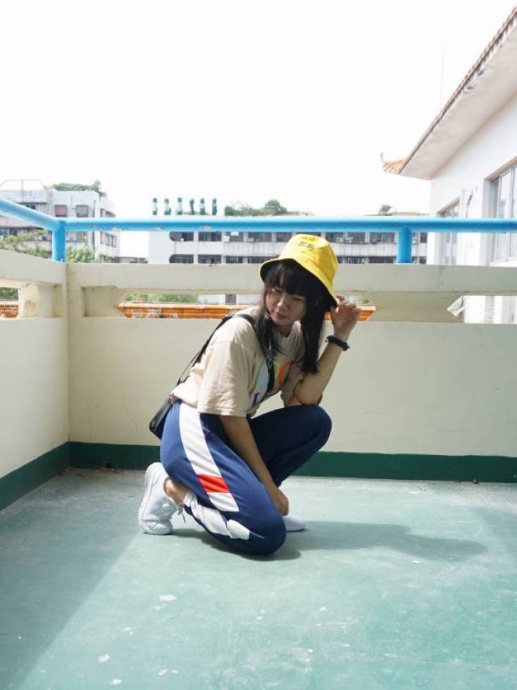 一条咸鱼?-广东省·江门市·新会区--圆脸少女,身高163cm,体重46kg
喜欢拍照