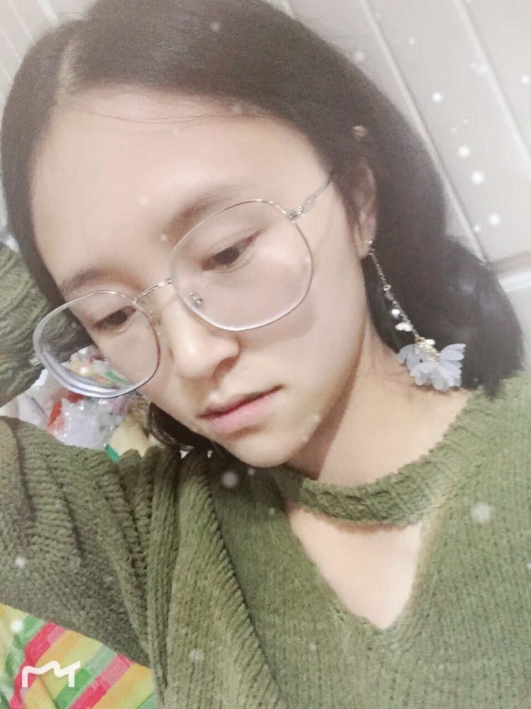 陪伴-河南省·郑州市·二七区--有些是以前的全身照 现在是齐肩发 中分比较多 可卷可直 风格多变 24岁 身高160体重90斤 素颜轻度美颜 可以化妆