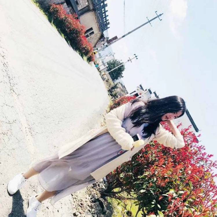 小镇姑娘-江西省·萍乡市·安源区--更喜欢民族风,古风汉服类的衣服,不过都hold得住(๑•́ωก̀๑)