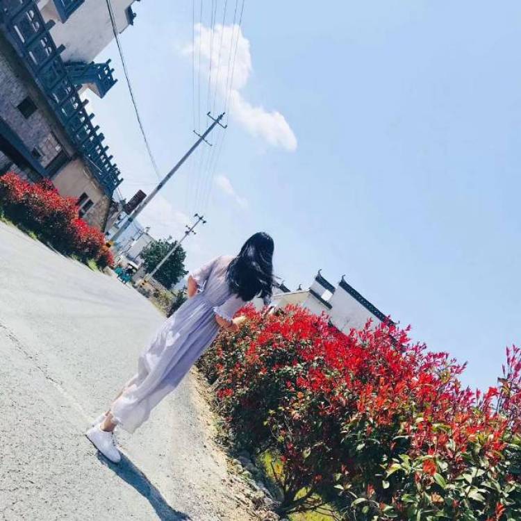 小镇姑娘-江西省·萍乡市·安源区--更喜欢民族风,古风汉服类的衣服,不过都hold得住(๑•́ωก̀๑)