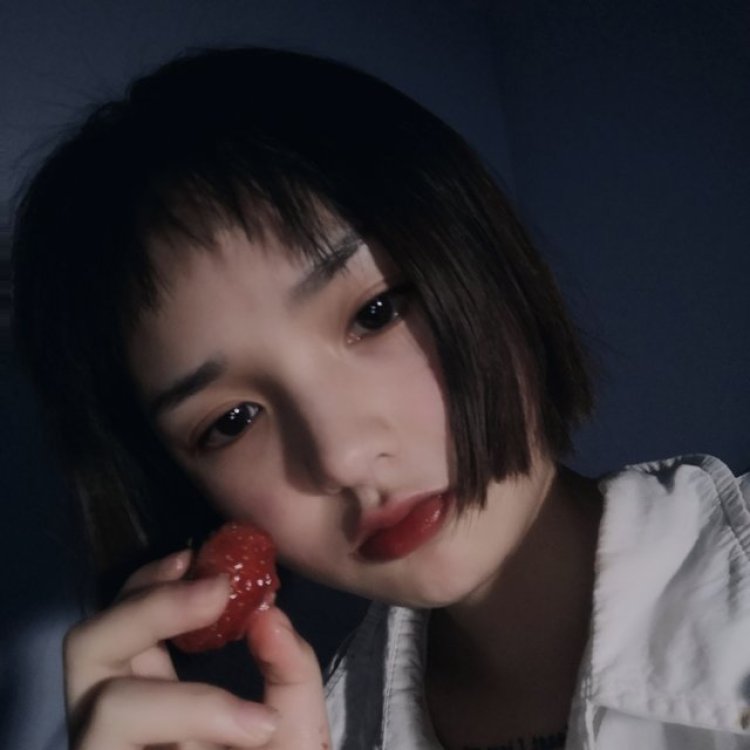 Hungry 🍑-四川省·成都市·锦江区--擅长化妆,造型 ,ps,修图,长得可可爱爱比较软妹,身材匀称,身高不高,平时很喜欢拍照,各种风格都有