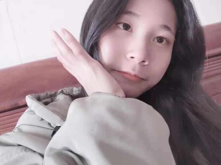 Carina.-广东省·清远市·英德市-朋友圈-一名高中生身高158,体重90,会拍照 会P图体育特长生,会唱歌,自拍技术可以,主要是瘦,可接拍衣服之类的东西,可送东西寄拍