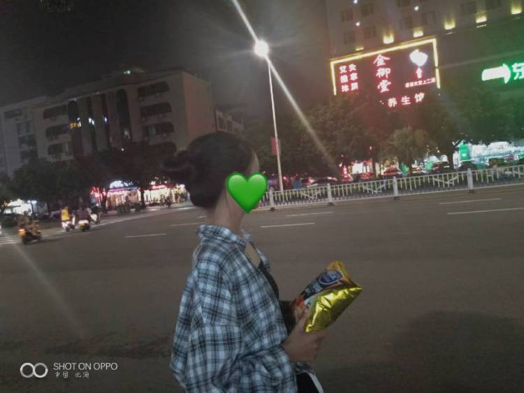 小叶子-广西壮族自治区·北海市·铁山港区-快手 抖音-本人身高165 体重90斤 身材和颜值都不错 我接送单和买家秀 想赚一点零花钱 有需要的我一直都在哦~