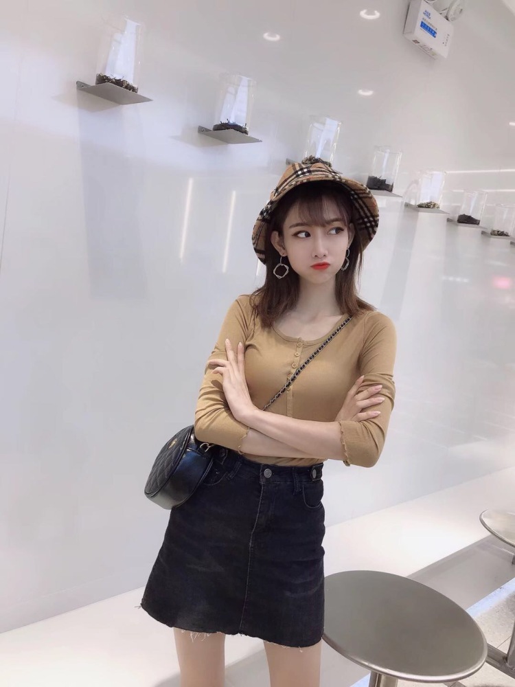 A*🔱精品欧韩货女装-福建省·泉州市·晋江市-抖音,***-本人长期拍摄服装 多年经验 有和奢侈品品牌女装合照 还有服装城批发长期 做模特拍版本人从事多年模特 经验足 会拍照修图 有自己工作室 现有时间兼职或者长期接单 各类平台作品 拍摄 抖音粉丝4万 小红色