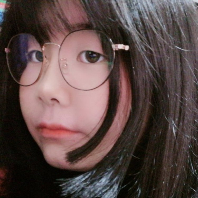 顾沫玖-贵州省·铜仁市·沿河土家族自治县-快手-本人学生 接寄拍 拍照技术扛扛的 p图也是挺好的 喜欢洛丽塔等等  空闲时间拍ks