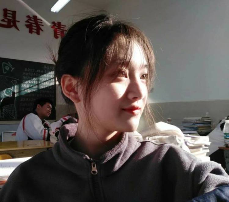 脑袋-湖南省·衡阳市·石鼓区--职业：学生
爱好：比较广泛
因为富余的时间很多，所以想要有个兼职，费用可以协商，衣服或者发饰等等我都可以