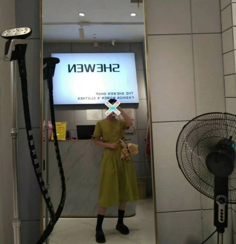 脑袋-湖南省·衡阳市·石鼓区--职业：学生
爱好：比较广泛
因为富余的时间很多，所以想要有个兼职，费用可以协商，衣服或者发饰等等我都可以
