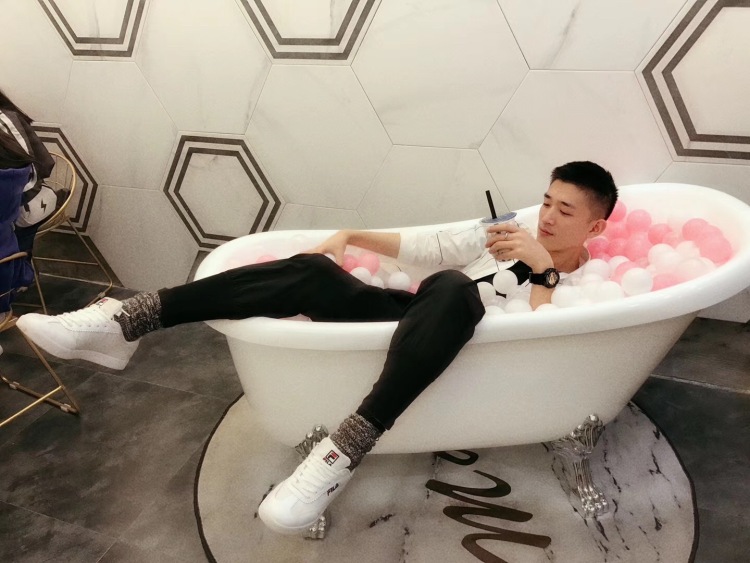 uncle刘-广西壮族自治区·南宁市·江南区--95年舞蹈男孩 身高185 长相OK 平时喜欢拍照 有模特经验 欢迎来单