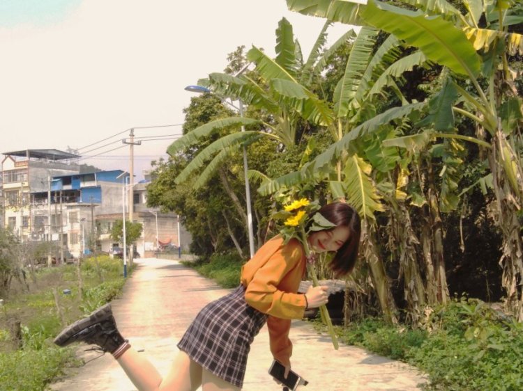 七九六-广西壮族自治区·百色市·平果县-快手-喜欢拍照，可以接买家秀，口红化妆品手链等，可以来找我接单呀。