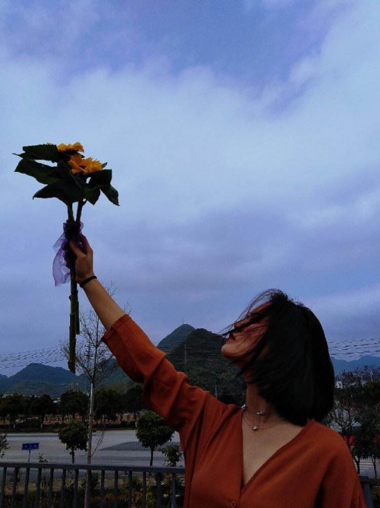 七九六-广西壮族自治区·百色市·平果县-快手-喜欢拍照，可以接买家秀，口红化妆品手链等，可以来找我接单呀。