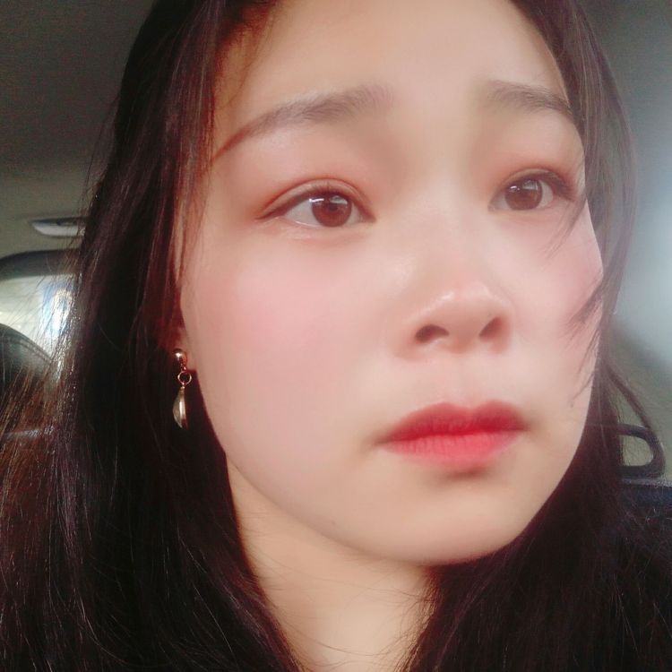 可爱如我-四川省·宜宾市·兴文县-抖音-喜欢拍摄 可以接一些美瞳耳环 发饰 项链 手链 戒指的拍摄 或者裙子的卖家秀