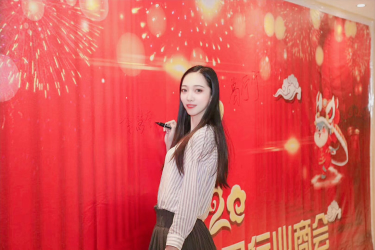 Timeless #-黑龙江省·哈尔滨市·道里区-抖音-想找个卖手链手镯戒指或者电子琴的商家合作 平时在抖音做键盘弹唱视频的小作者 每天发两条视频 晚上的视频流量稳定在6000+ 粉丝都是自然粉丝 有1200+ 粉丝数量稳定上升 晚上也