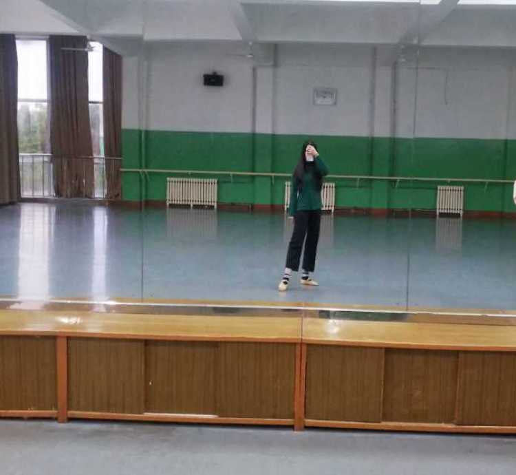 :-山西省·临汾市·洪洞县-抖音 快手-舞蹈生
身高161 体重90
会拍照 会修图 活泼开朗 可接各种风格