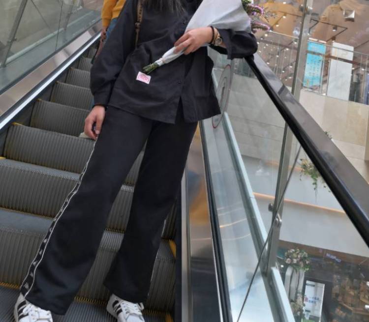 小仙女-河南省·郑州市·中原区-快手-本人身材比例比较好,平常时间较多拍照好看修图好看,费用不高可拍买家秀淘宝模特文字单寄拍等