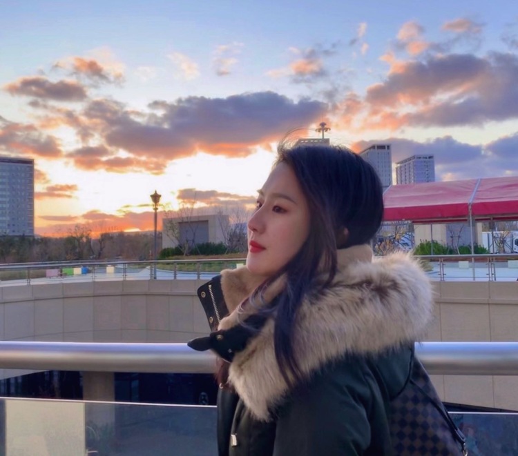 Cynthia-山东省·烟台市·莱山区-抖音、微博、***-喜欢拍照、化妆,有扎实的美术功底和基础,对艺术美学有一定的理解认知
接单服务范围:平面模特、主图拍摄、买家秀详情单、寄拍、送拍、街拍,可长期合作,可沟通拍摄要求
身高:165cm
体重:58kg
性别