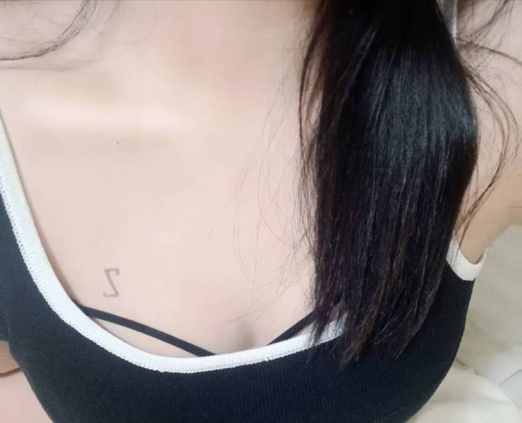 陈溜溜-广东省·东莞市·大朗镇-抖音 微博 *** 知乎 闲鱼-因为自由职业 平时空闲会拍照 比较会P图 图片很奈斯 然后想做一些网拍 淘宝模特 美瞳 衣服啥的抖音 *** 知乎等都有号  提升一下自己 多多学习
