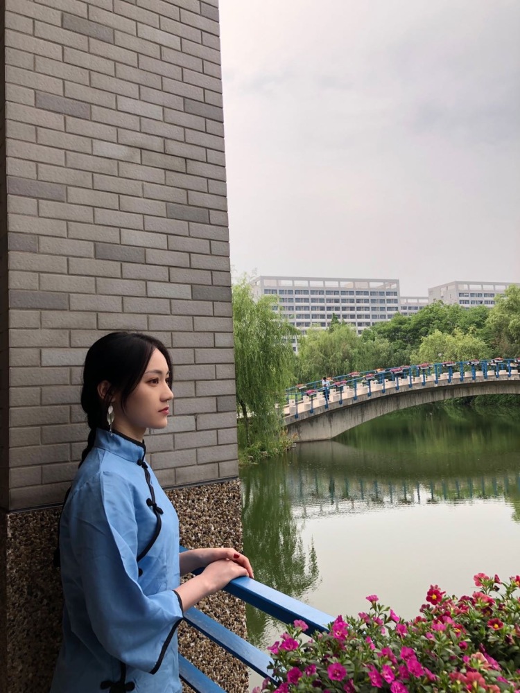 .-江苏省·南京市·建邺区--长得好看，化妆技术Max，会拍照，修图一绝，有自己摄影、修图合作的小伙伴。
时间充足，主要做兼职，tb网拍or模特皆可。食物、衣服、配饰、隐形眼镜、美妆视频各类产品模特皆可。