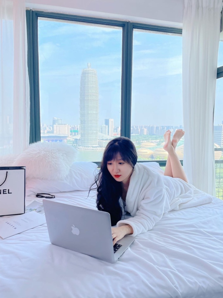 🌚网瘾少女🌝-河南省·郑州市·金水区--喜欢化妆，会P图，会短视频编辑💄
没事在家也喜欢仿妆
📷平时也很喜欢拍照，可盐可甜，拍照风格也超广哒
🐱家里还有两只猫猫，宠物单也可以接哦
可以接买家秀，评论单，文字单
不能是暴露或者垫付本金邮费的单