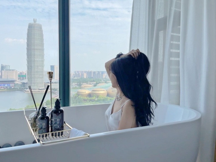 🌚网瘾少女🌝-河南省·郑州市·金水区--喜欢化妆，会P图，会短视频编辑💄
没事在家也喜欢仿妆
📷平时也很喜欢拍照，可盐可甜，拍照风格也超广哒
🐱家里还有两只猫猫，宠物单也可以接哦
可以接买家秀，评论单，文字单
不能是暴露或者垫付本金邮费的单