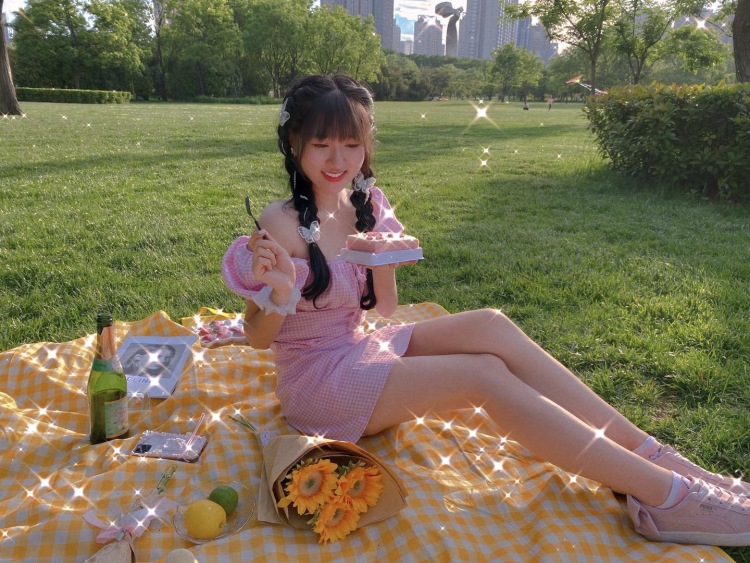 🌚网瘾少女🌝-河南省·郑州市·金水区--喜欢化妆，会P图，会短视频编辑💄
没事在家也喜欢仿妆
📷平时也很喜欢拍照，可盐可甜，拍照风格也超广哒
🐱家里还有两只猫猫，宠物单也可以接哦
可以接买家秀，评论单，文字单
不能是暴露或者垫付本金邮费的单