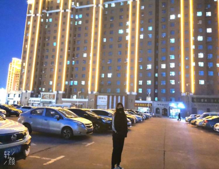 小高不长肉-吉林省·白城市·洮北区-抖音-身材高挑 不挑衣服。拍照清晰,后期修图能力强.疫情在家,上网课太无聊了😕