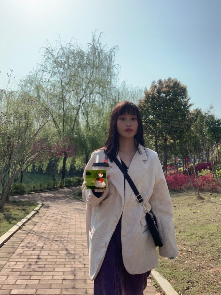 温柔方-湖南省·长沙市·岳麓区-抖音头条,全民小视频-喜欢拍照修图制作小视频,平时朋友圈差不多都是自己穿搭照片,抖音有一个养了1万粉丝的号,全民小视频1.5万粉,虽然小个子但是对镜自拍还是不错的,想做穿搭方面的视频,但是衣服不多,号都一直闲置在那里。