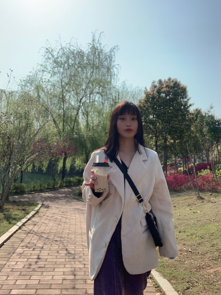 温柔方-湖南省·长沙市·岳麓区-抖音头条,全民小视频-喜欢拍照修图制作小视频,平时朋友圈差不多都是自己穿搭照片,抖音有一个养了1万粉丝的号,全民小视频1.5万粉,虽然小个子但是对镜自拍还是不错的,想做穿搭方面的视频,但是衣服不多,号都一直闲置在那里。