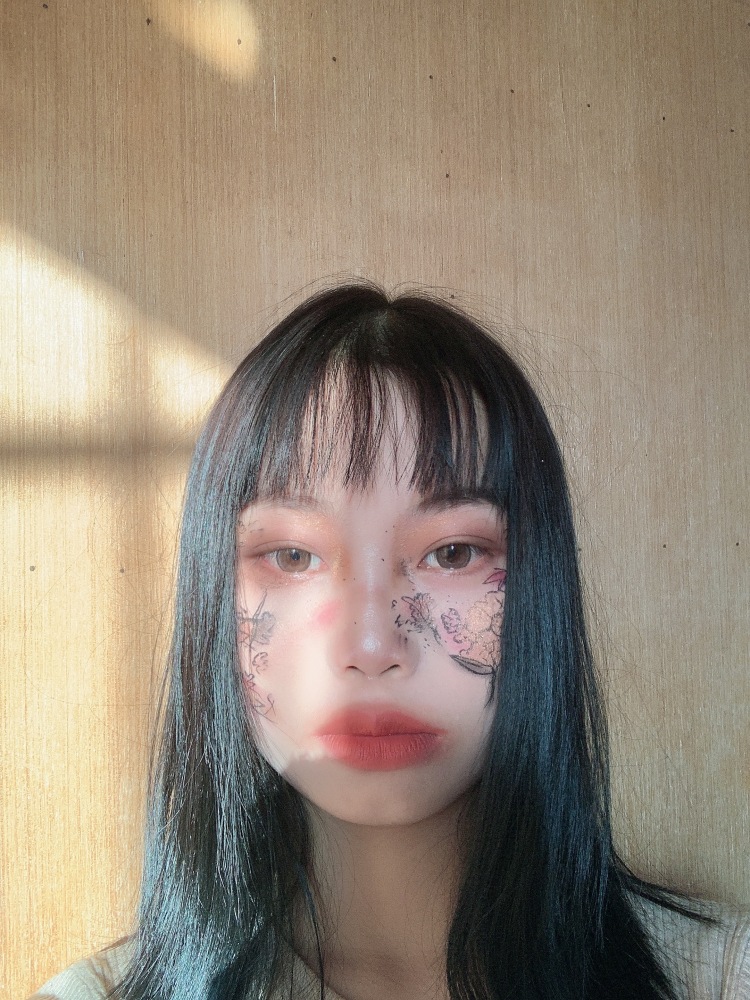 温柔方-湖南省·长沙市·岳麓区-抖音头条,全民小视频-喜欢拍照修图制作小视频,平时朋友圈差不多都是自己穿搭照片,抖音有一个养了1万粉丝的号,全民小视频1.5万粉,虽然小个子但是对镜自拍还是不错的,想做穿搭方面的视频,但是衣服不多,号都一直闲置在那里。