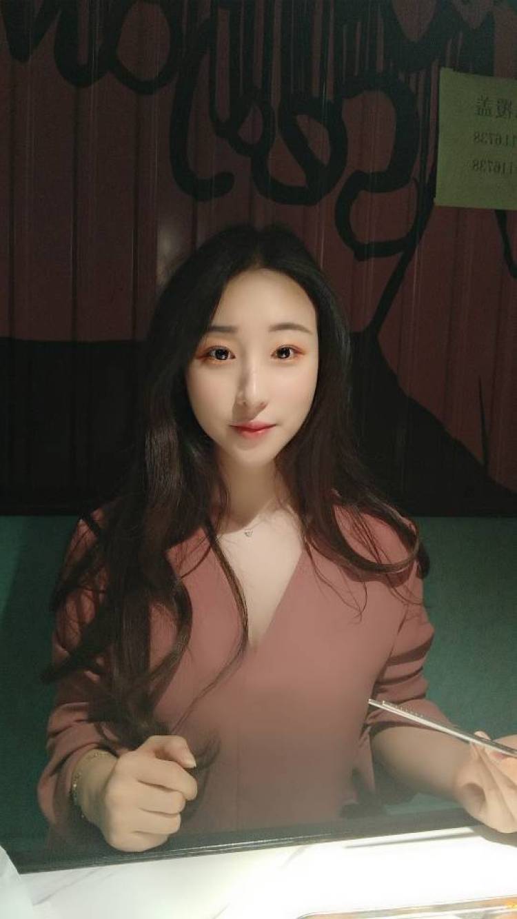 美漱-陕西省·西安市·未央区-头条-平时喜欢拍照,喜欢自拍,配有一套单反,希望可以寄拍,空余时间较多。可甜可盐,什么风格都可以驾驭。买家秀、拆箱均可,希望合作愉快。