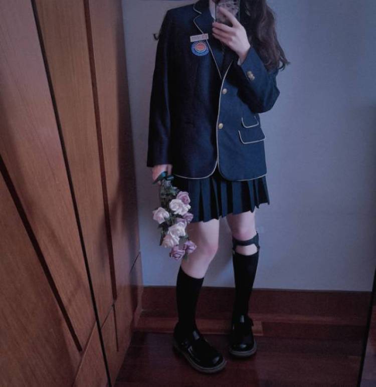Lithromantic°-江苏省·泰州市·海陵区-微博-JK和lolita种草姬,风格随衣服定,主要风格是JK风格,166cm49kg,可接repo正片平铺测评之类,无脸为主也可接有脸照,擅长对镜拍照和自拍,是个美术生,专业后期。只接寄拍不接线下……