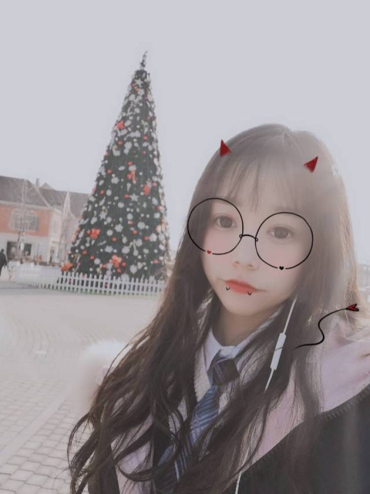 Lithromantic°-江苏省·泰州市·海陵区-微博-JK和lolita种草姬,风格随衣服定,主要风格是JK风格,166cm49kg,可接repo正片平铺测评之类,无脸为主也可接有脸照,擅长对镜拍照和自拍,是个美术生,专业后期。只接寄拍不接线下……