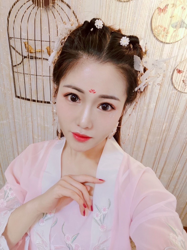 Betsy-黑龙江省·牡丹江市·东宁市-抖音,微博,***-网拍,短视频带货,网红探店,是一名幼儿教师,会唱歌,跳舞,可以拍抖音,***,微博,朋友圈,可以根据商品特点而选择适合的拍摄场景,会修图,会制作
