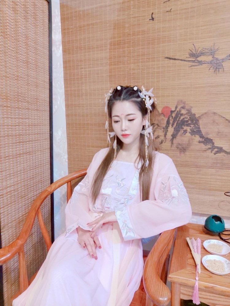 Betsy-黑龙江省·牡丹江市·东宁市-抖音,微博,***-网拍,短视频带货,网红探店,是一名幼儿教师,会唱歌,跳舞,可以拍抖音,***,微博,朋友圈,可以根据商品特点而选择适合的拍摄场景,会修图,会制作
