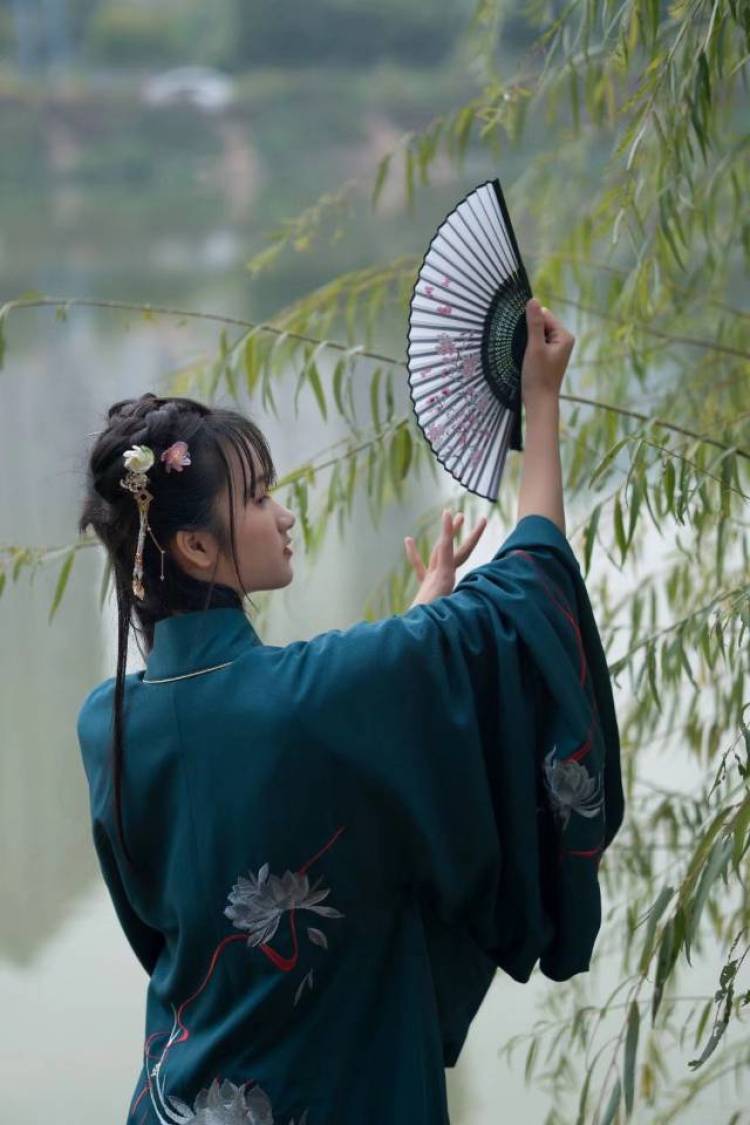 123-广东省·惠州市·博罗县-***-摄影专业,自带相机,能修图剪视频,喜欢汉服,妆效发型自己可以解决,发拆箱,网拍都可以,