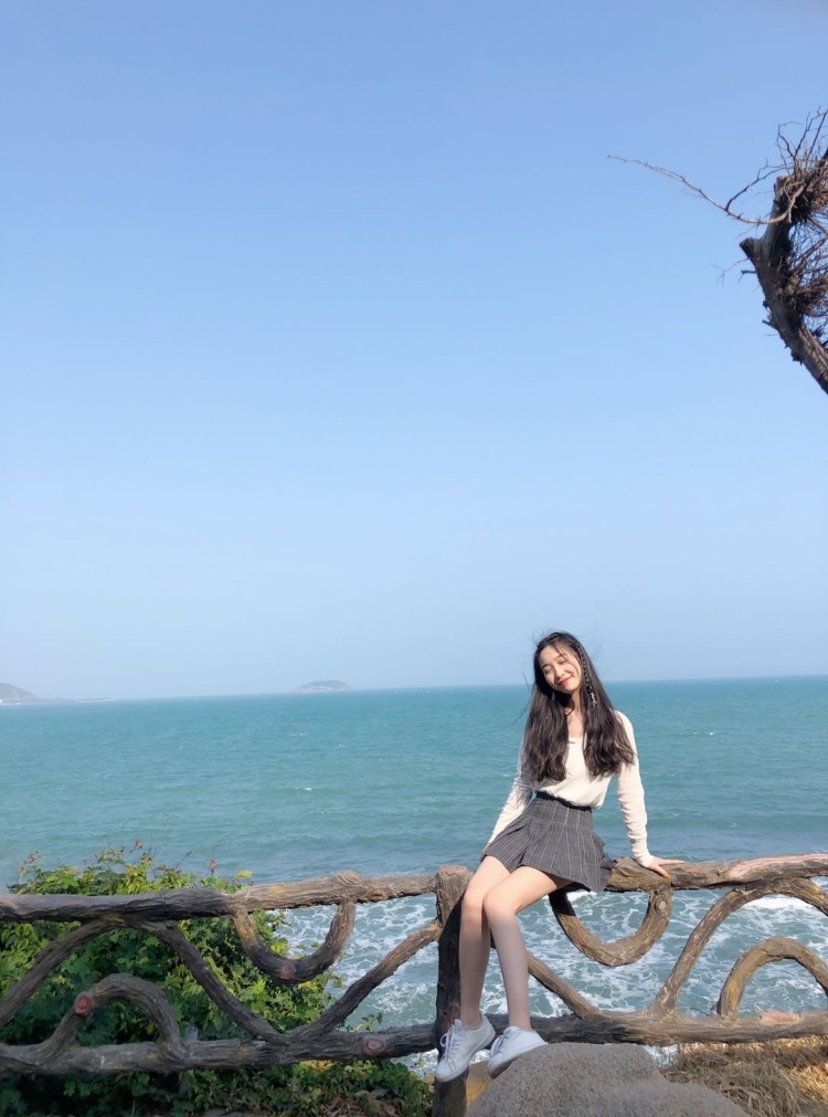 周大小姐-浙江省·杭州市·江干区-抖音-非常喜欢拍照,想做模特的行业,做很久的那种,长相属于甜美可爱风,出去玩最大的乐趣就是拍照片,拍到好看的照片会很开心,在找工作,全职兼职买家秀都可以,汉服和服jk都很喜欢,平时穿S或者xs,三围84-5