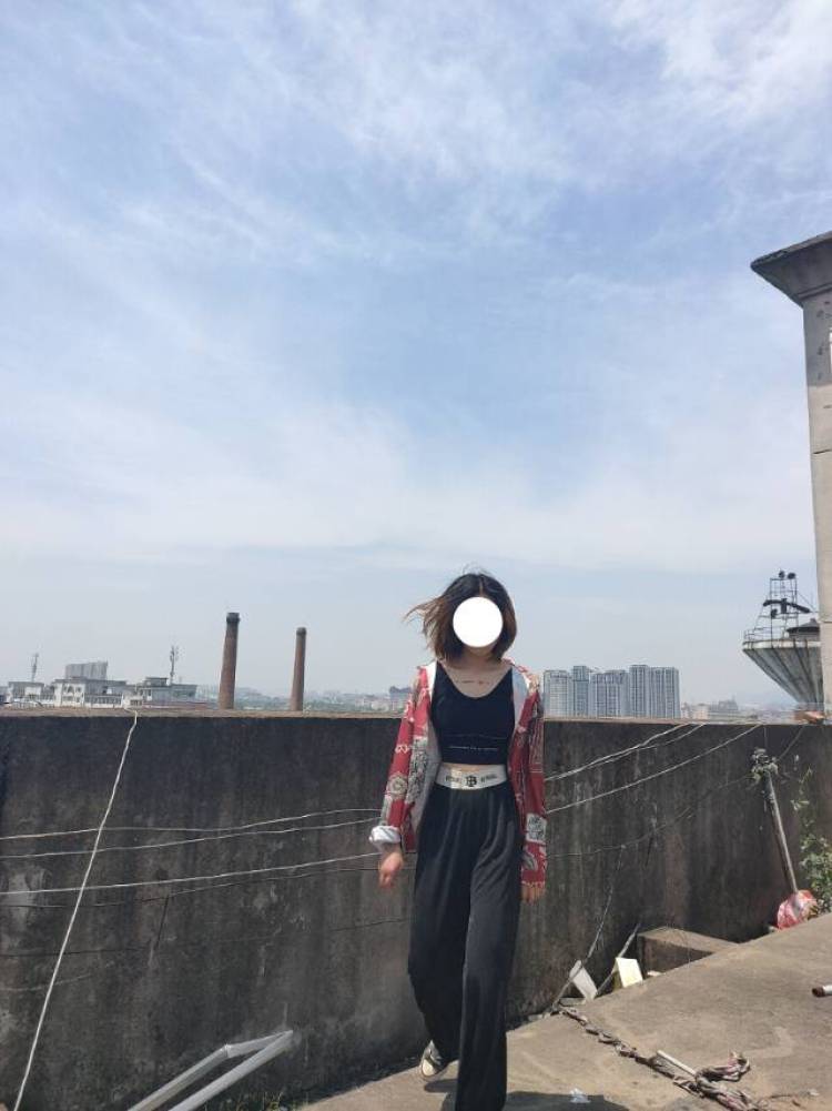 BICH.--浙江省·金华市·东阳市--我身高一米六五体重100斤喜欢服装穿搭我对拍照比较感兴趣我想接一些服装拍摄。
